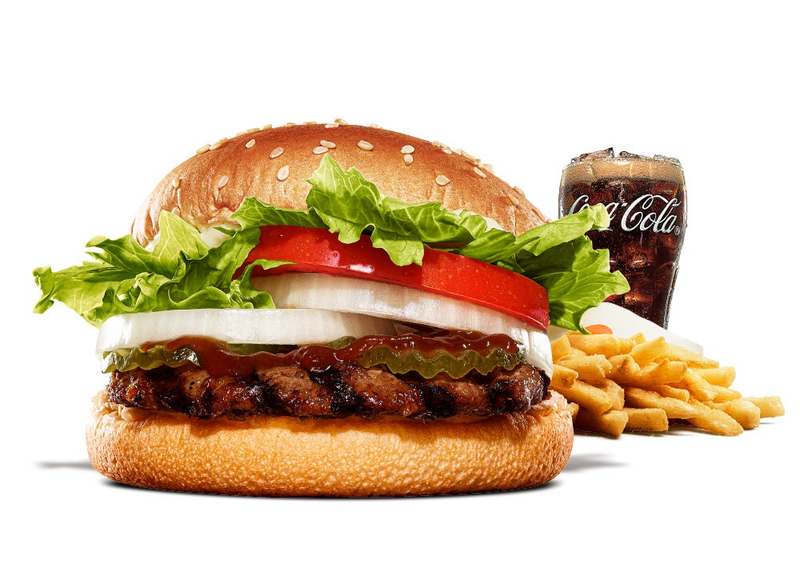 バーガーキング®の“ビッグマウス”は直火焼きだから旨い！炎で焼いた香ばしい100％ビーフから肉の旨味が溢れ出す　ダブルビーフにベーコン8枚「ベーコンブースター」ビーフ3枚に贅沢チーズ「チーズ＆チーズ」