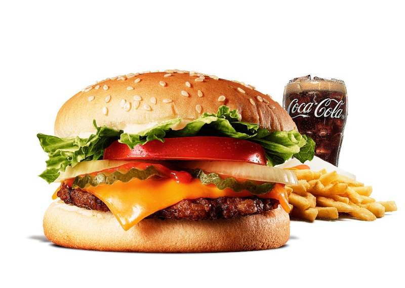 バーガーキング®の“ビッグマウス”は直火焼きだから旨い！炎で焼いた香ばしい100％ビーフから肉の旨味が溢れ出す　ダブルビーフにベーコン8枚「ベーコンブースター」ビーフ3枚に贅沢チーズ「チーズ＆チーズ」