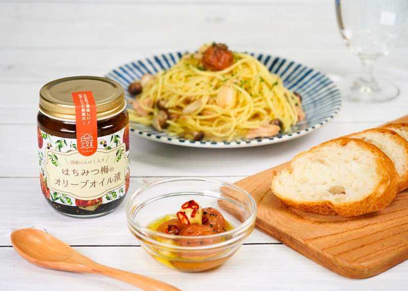 SNSフォロワー20万人超えの食いしん坊の作家・イラストレーター杏耶さんとUMELAB by紀州梅本舗のコラボ商品第1弾「はちみつ梅のオリーブオイル漬」が販売開始!