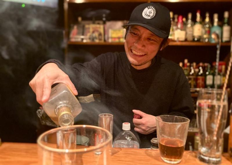 Rockをこよなく愛するマスターとのひと時が最高！『シラサキbar』