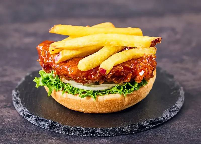 フレッシュネスから「チーズタッカルビバーガー」発売　濃厚チーズとコチュジャン絡み合う大人の本格バーガー