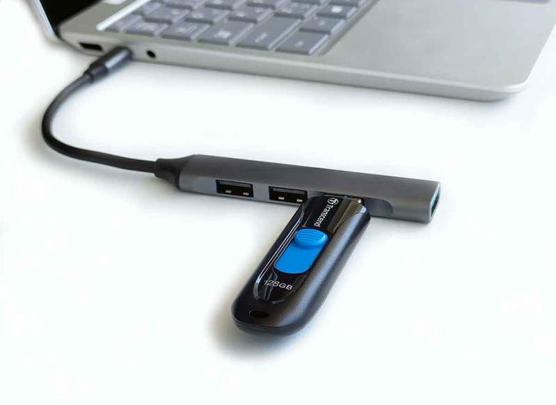 ダイソーで550円「薄型USB-Cハブ」を買ったら想像以上に使えた − Androidスマホでも認識！