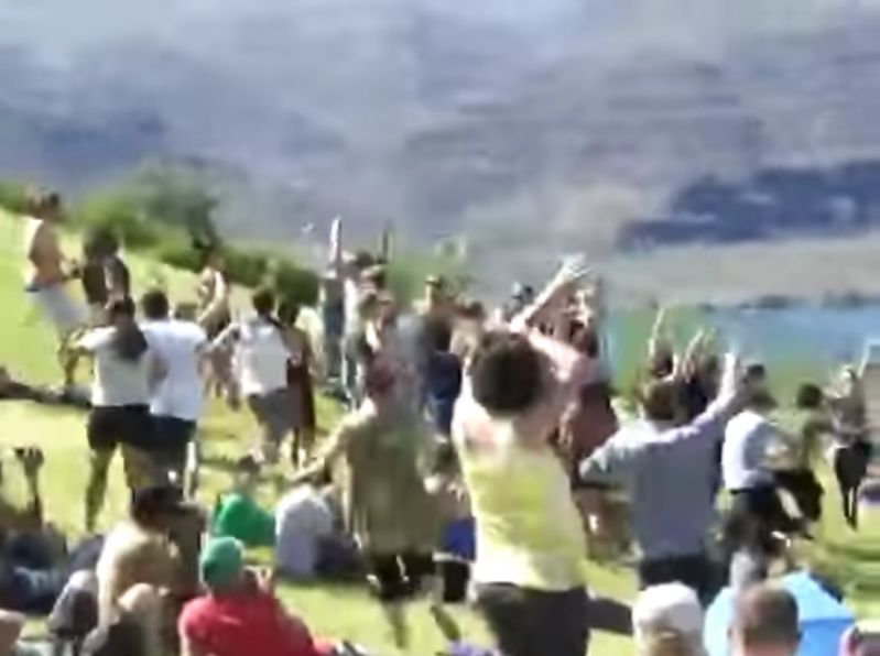独りで踊る変な人！しかしみんなを巻き込むことが出来れば偉大なリーダー！アメリカの野外フェスの一コマが面白い