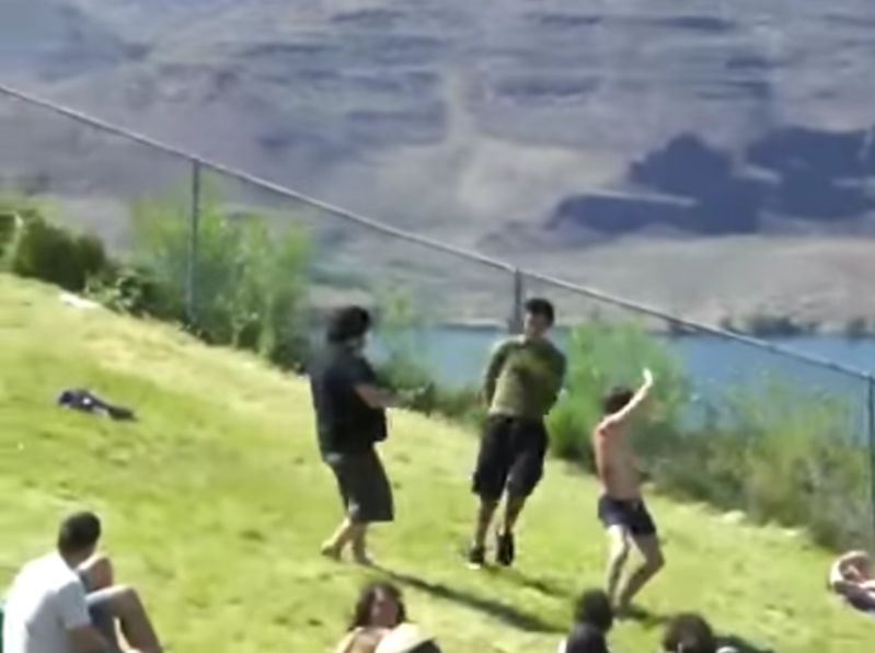 独りで踊る変な人！しかしみんなを巻き込むことが出来れば偉大なリーダー！アメリカの野外フェスの一コマが面白い
