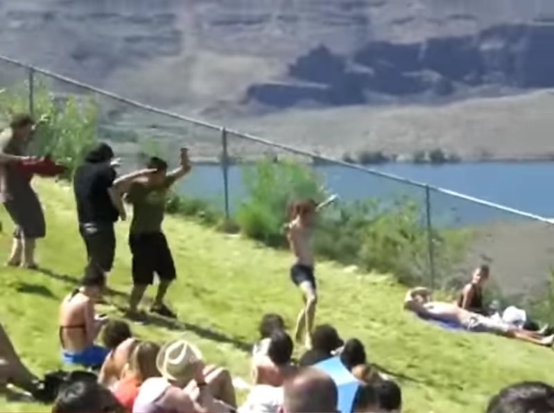 独りで踊る変な人！しかしみんなを巻き込むことが出来れば偉大なリーダー！アメリカの野外フェスの一コマが面白い