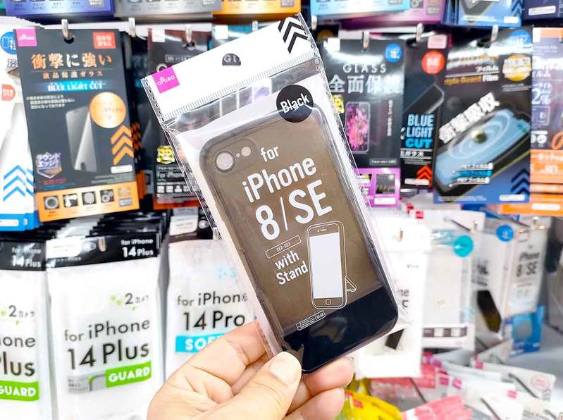 ダイソーで110円で買えるスタンド付きiPhoneケースは想像以上に便利だった！