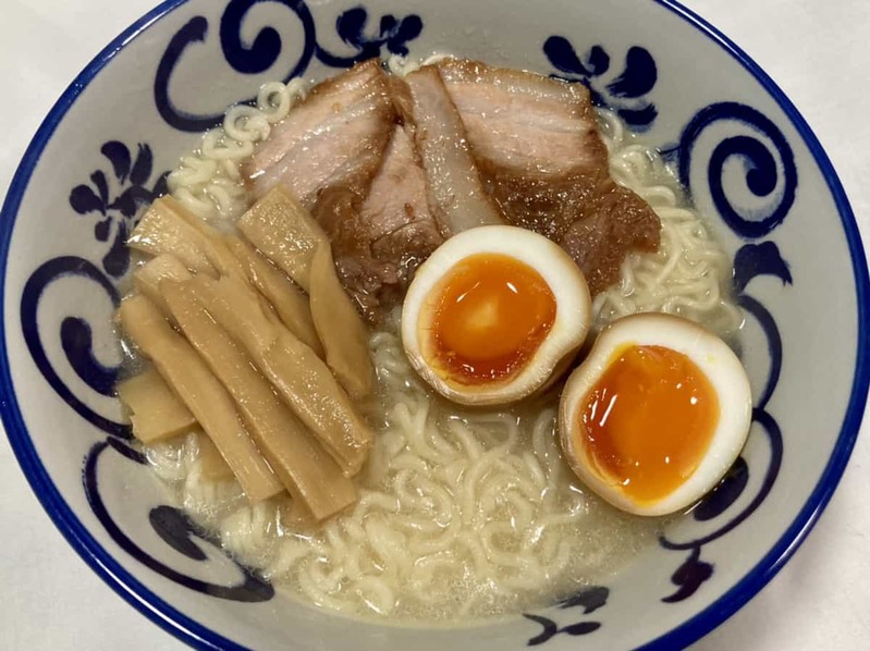 最後まで飲み干したい！「マツヤマエッグファーム」の『鶏塩たまご麺』がインスタントラーメンの域を超えているので知ってほしい。