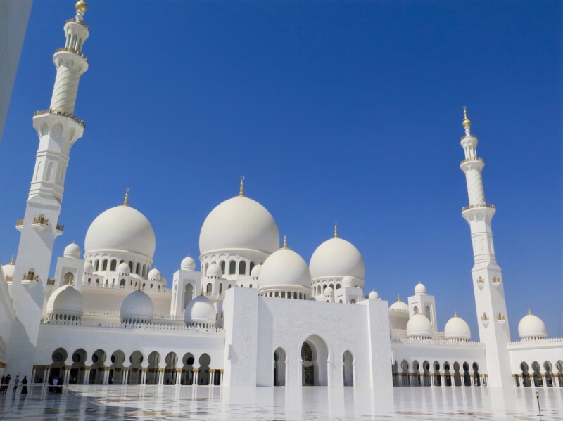 アブダビの青い空に映える白亜のモスク「シェイク・ザイード・グランドモスク」とは？