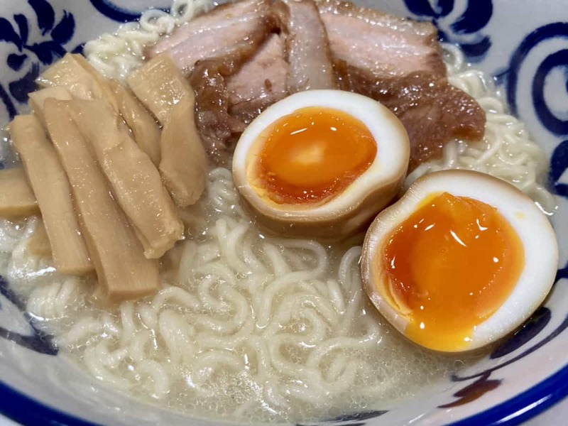 最後まで飲み干したい！「マツヤマエッグファーム」の『鶏塩たまご麺』がインスタントラーメンの域を超えているので知ってほしい。