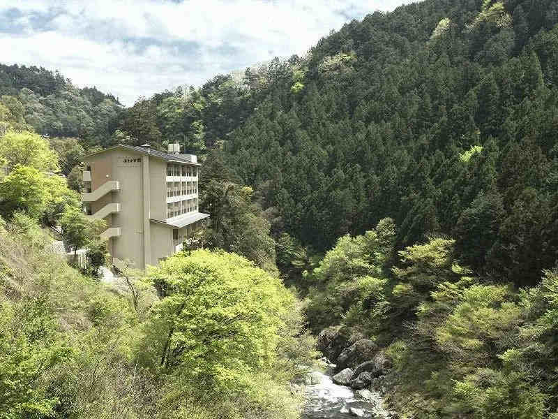 エリア別・東京都内の日帰り温泉15選！駅近や天然温泉、露天風呂付き施設も！