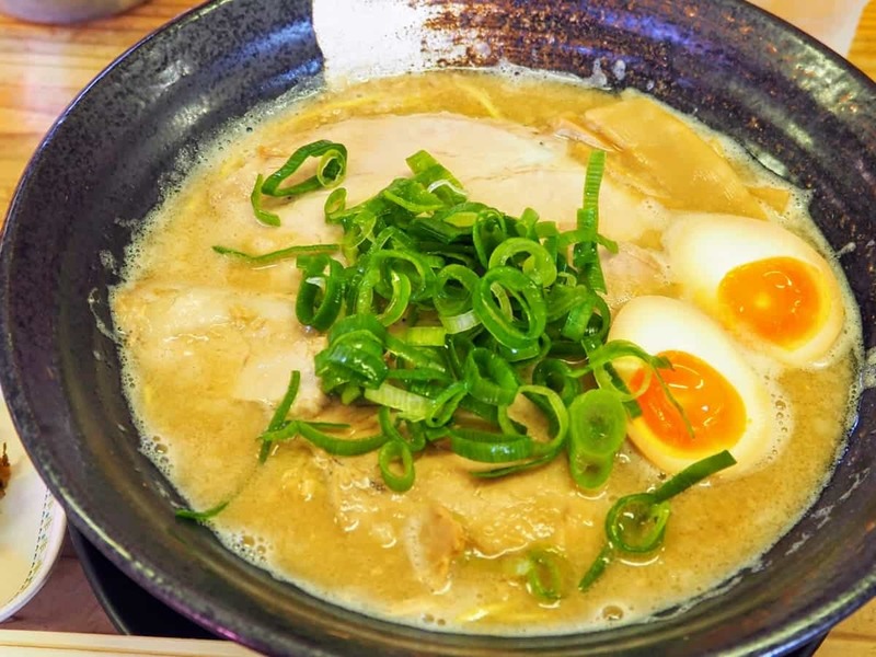 176号線ぞい三與志堂で旨み凝縮ドロドロスープの豚骨醤油ラーメン食べてきた【にしつーグルメ】