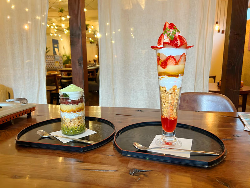 大きなかわいいパフェがいただける!全てがかわいいお店『CAFE NOOON』