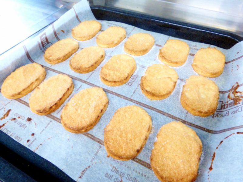 「ダックワーズ」とはどんな洋菓子?小判型をしているのは日本発だった?!