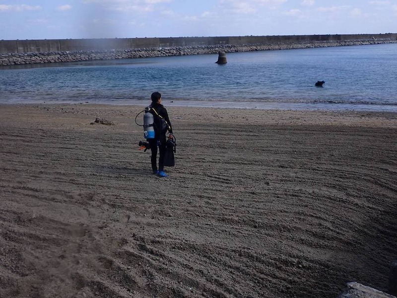 軽石の海を潜るとそこには暗闇と謎の生物が 〜沖縄本島北部の軽石状況レポート〜