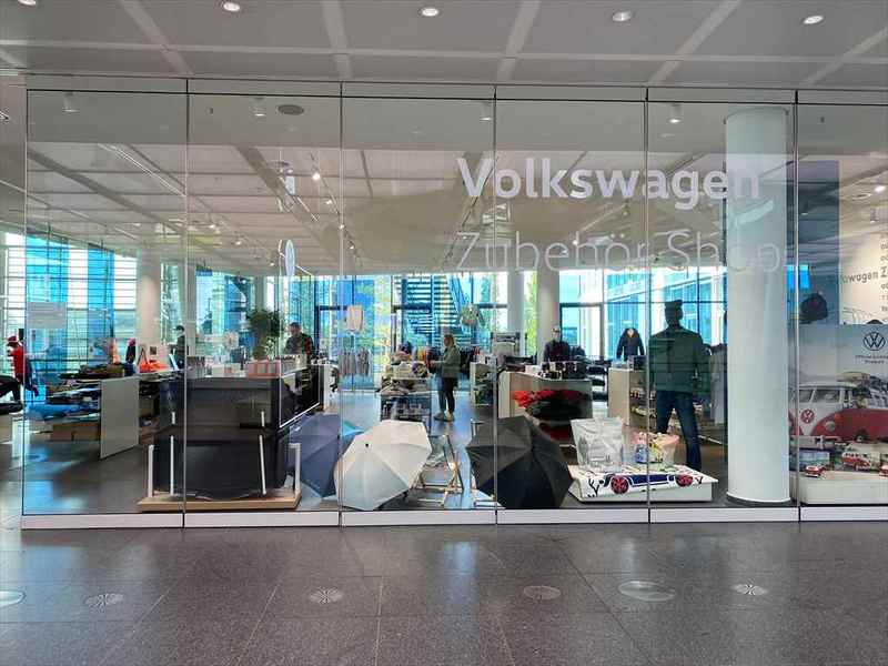 VW本社のアウトシュタットはスケールも超特大！ 名物のカリーブルストも堪能しました！【池ノ内ミドリのジャーマン日記】