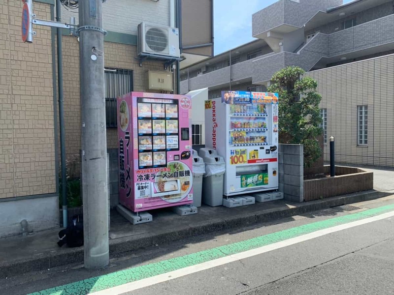 横浜発！国内外にラーメン店を200店舗以上展開の「ウルトラフーズ株式会社」が運営する冷凍ラーメン自販機【ウルトララーメン大集合】が東京都東久留米市にオープン！