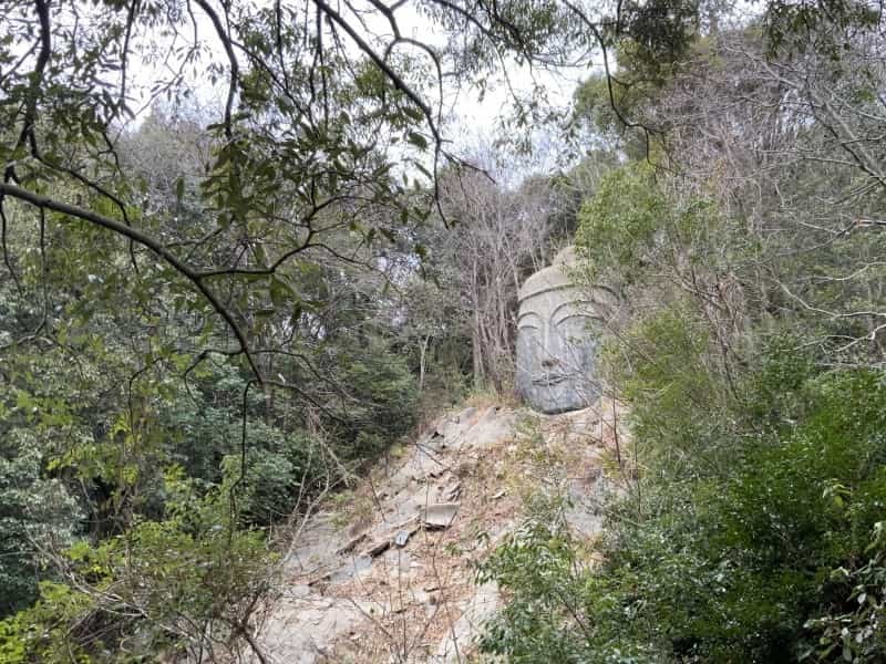 何だここ！玉名の山中で遺跡みたいな場所にたどり着いた先に巨大な仏像「大釈迦坐像」がいた