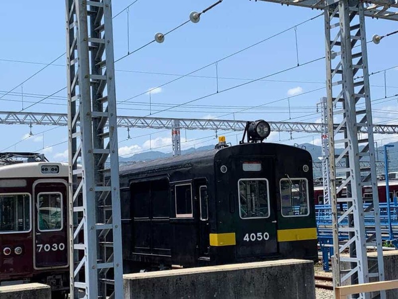 阪急電車の車庫に、いつもと違う黒い色の電車がとまってる【西宮フォト】