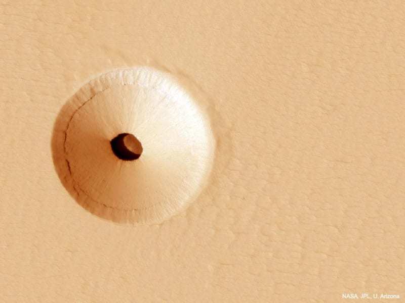 なにこれ？火星にぽっかり空いた謎の「穴」の画像をNASAが公開