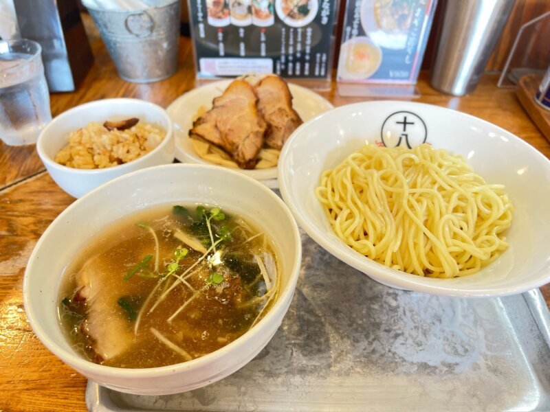 ツルモチ自家製麺の塩つけ麺が自慢！炊き込みご飯付で嬉しい『十八製麺』