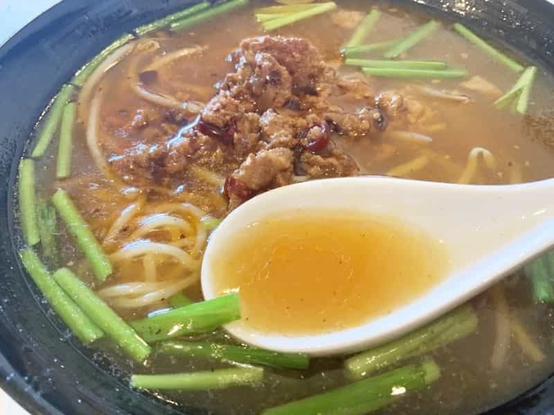 炭水化物に炭水化物の幸せ　良町の「金源飯店」で台湾ラーメンと麻婆豆腐丼のセットがピリッとたまらない！