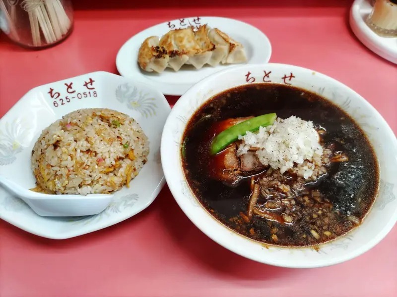 【よみっこ】八王子名物！黒いラーメン『ちとせ』