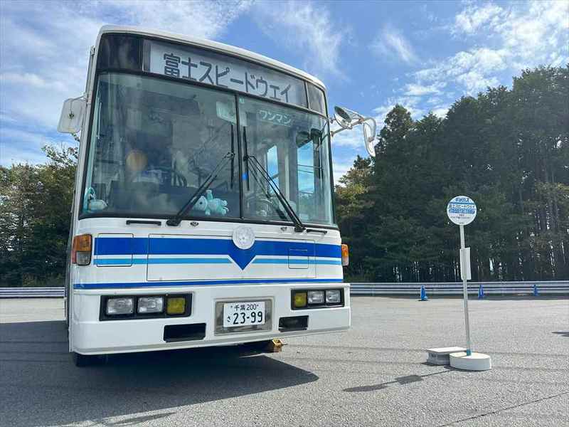 路線バスを買い取って買い物のアシに使用しているツワモノや消防車も！ マニアが集結した商用車ミーティングは楽し