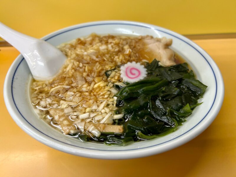 昭和の雰囲気漂う店『ラーメン専門 トモエ』のワカメ入り八王子ラーメン!!