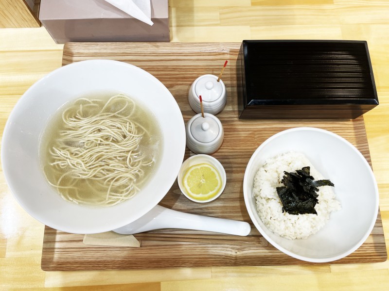 豚骨なのにさっぱり風味！透明スープが透き通るラーメン豚soba十五屋