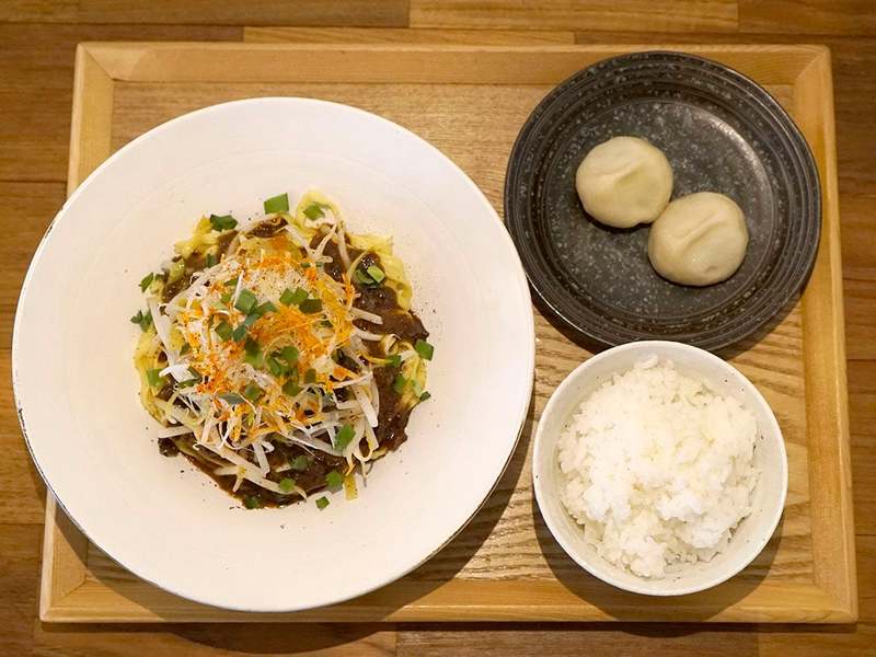 東京駅【茶麺房 貴勇(きゆん)】ランチタイムの担々麺、汁なし担々麺が100円値下げ！ランチ餃包セットも登場！