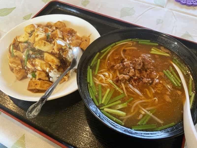 炭水化物に炭水化物の幸せ　良町の「金源飯店」で台湾ラーメンと麻婆豆腐丼のセットがピリッとたまらない！