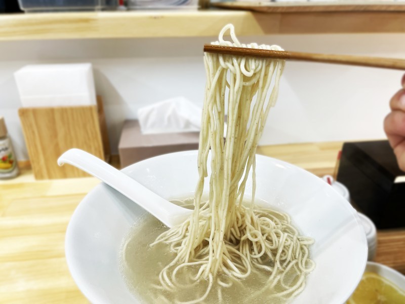 豚骨なのにさっぱり風味！透明スープが透き通るラーメン豚soba十五屋