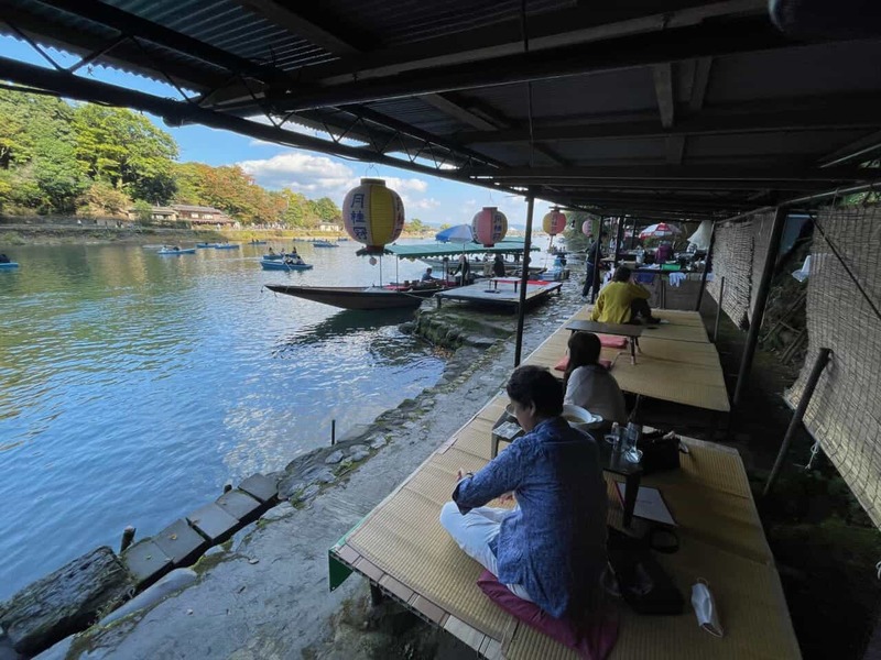 車や徒歩じゃない?京都・嵐山の飲食店、来店手段はまさかの!でも100年続く人気の理由とは