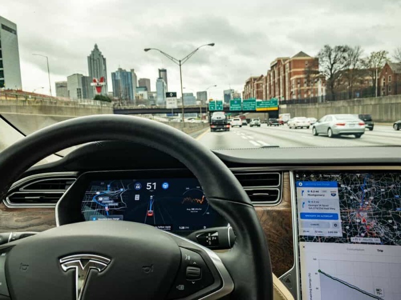 人工知能も「う~ん、行っちゃえ」する?テスラの自動運転機能が信号を無視?