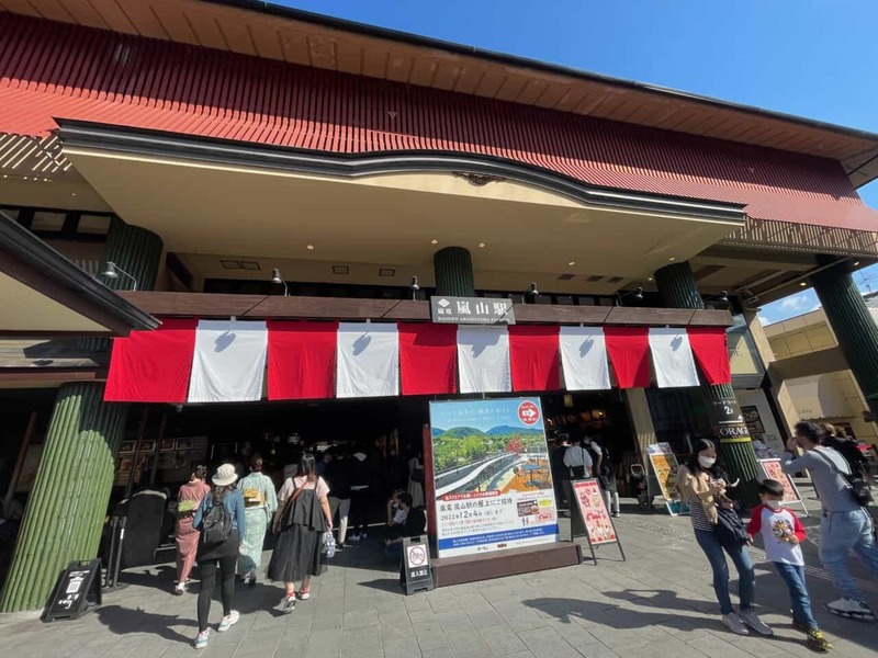 車や徒歩じゃない?京都・嵐山の飲食店、来店手段はまさかの!でも100年続く人気の理由とは