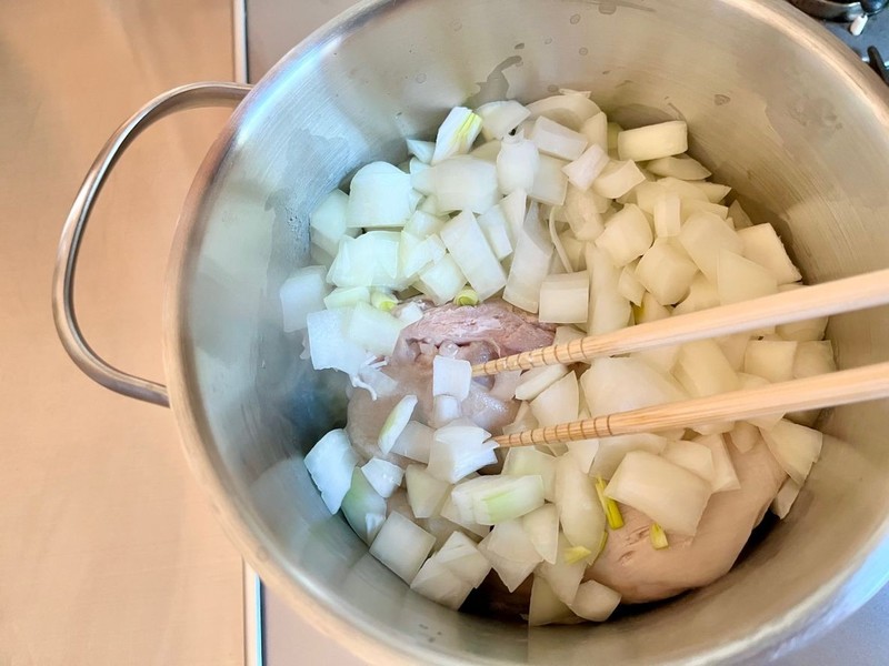 よく褒められるわが家の定番「チキンのホロホロ煮込み」 “ほぼ放置”で完成するとは思えない美味しさです