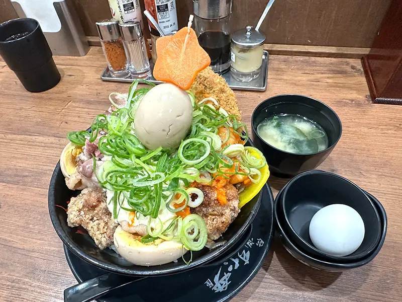 すた丼の聖なる一杯「極み肉玉ツリーすた丼」実食　一口ごとの多幸感がヤバッ！