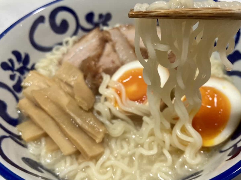 最後まで飲み干したい！「マツヤマエッグファーム」の『鶏塩たまご麺』がインスタントラーメンの域を超えているので知ってほしい。