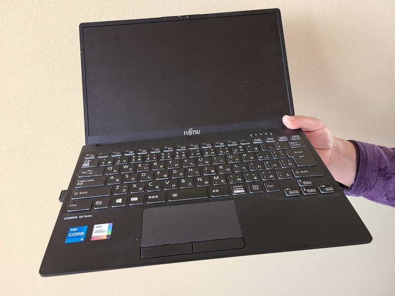 富士通「LIFEBOOK WU2/F3」重さは、約卵1パック分!? 想像以上の軽さに笑える
