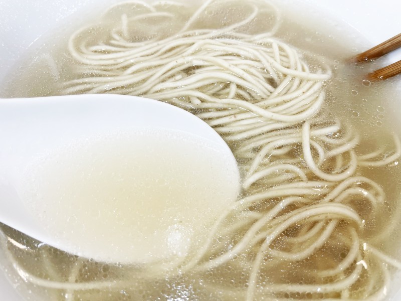 豚骨なのにさっぱり風味！透明スープが透き通るラーメン豚soba十五屋