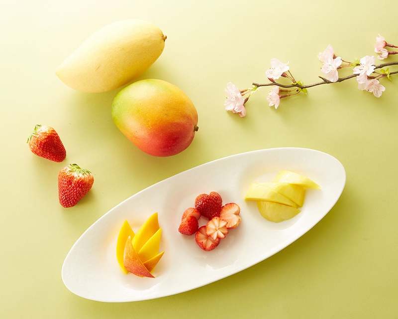 【タカノフルーツパーラー】フルーツティアラ4月。春の苺とマンゴー、そして様々な春のフルーツを食べ比べてください。期間:4/1(土)~4/30(日)
