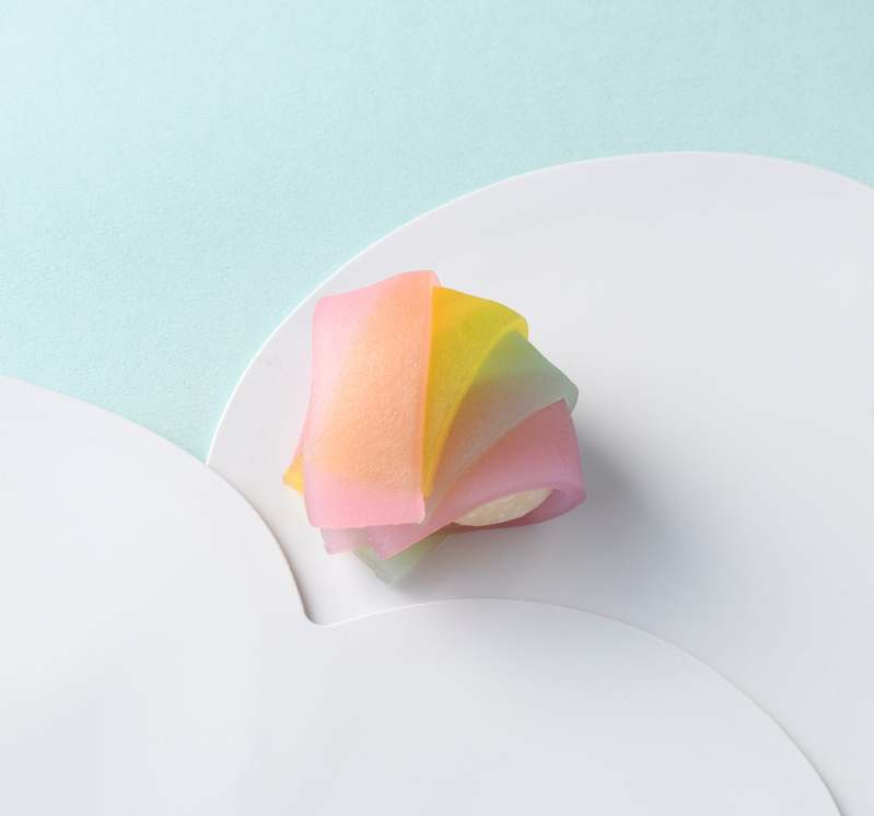 「虹」がテーマのカラフルな和菓子が登場する第77回全国銘菓展が日本橋三越本店で開催！次なるブームの予感!?和菓子店をめぐり集める＜御菓印＞も勢揃い！ 
