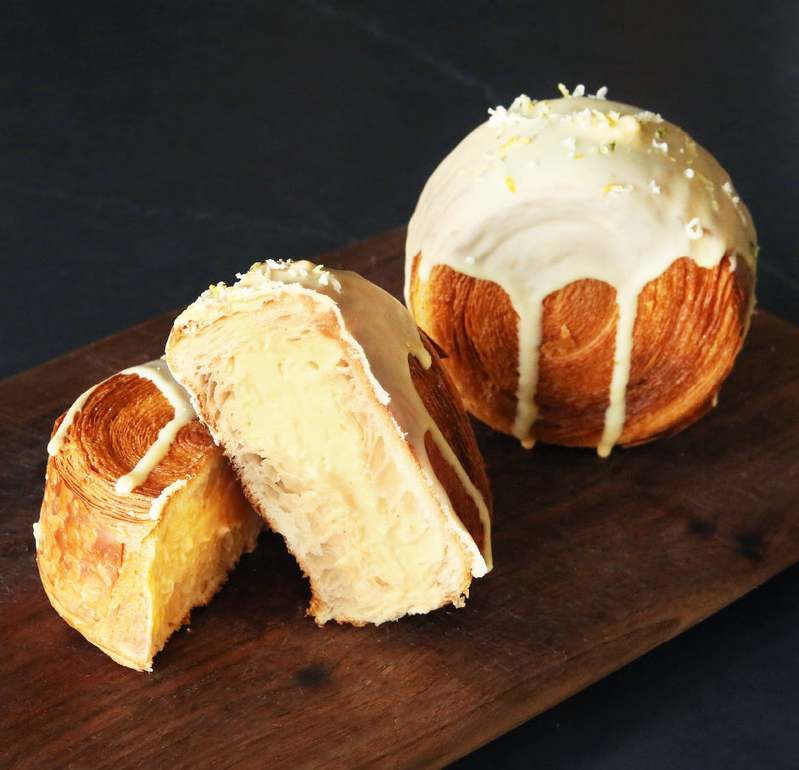 ベーカリーに「シュプリーム鍋クロワッサン」が新登場！ バーミキュラで焼き上げたサクサク生地とクリームの相性が抜群！
