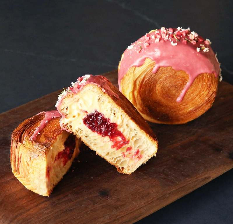 ベーカリーに「シュプリーム鍋クロワッサン」が新登場！ バーミキュラで焼き上げたサクサク生地とクリームの相性が抜群！