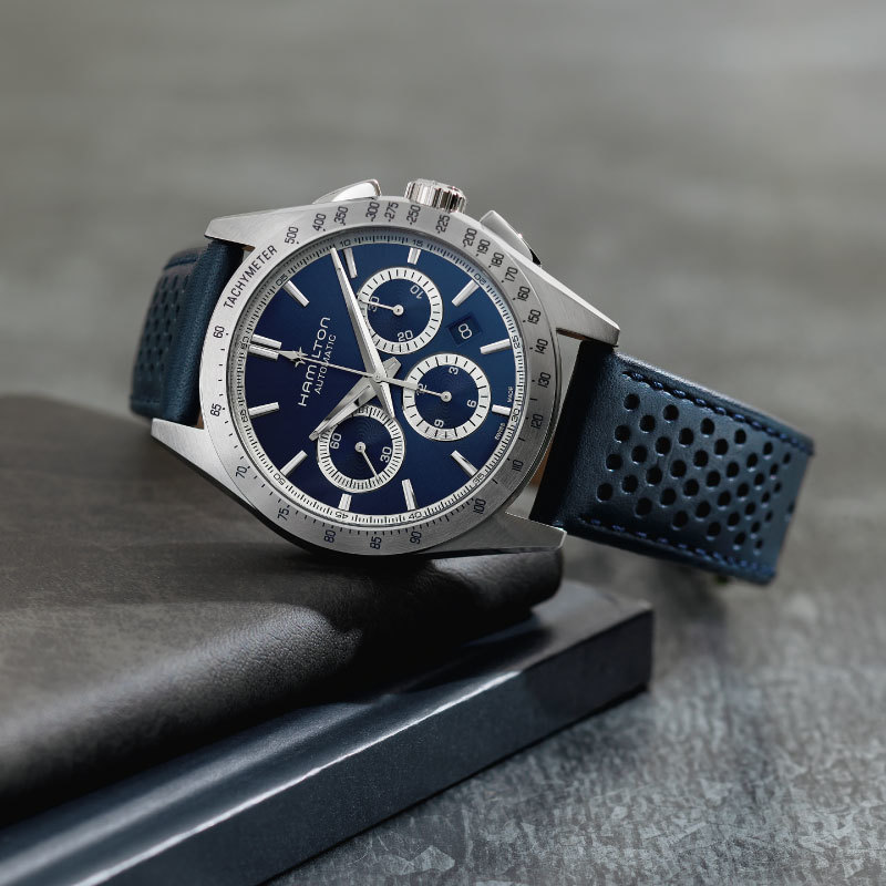 【まさにクロノグラフの王道スタイル】ハミルトンの新シリーズ、“ジャズマスター パフォーマー オートクロノ 42mm”【デザイン性と機能性を両立した新機軸に注目】
