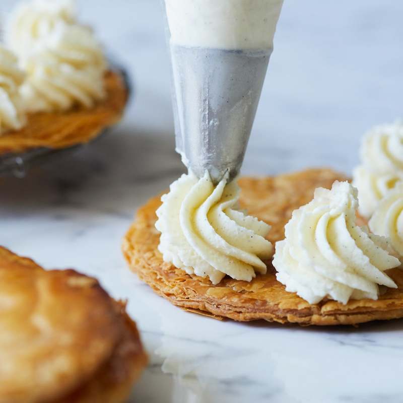 【Afternoon Tea】華やかなデコレーションの新スイーツ 「苺とラズベリーのミルフィーユ」を新発売!秋限定の「「シャインマスカットと栗のミルフィーユ」も登場