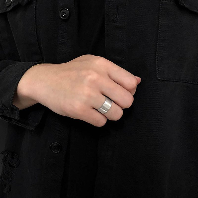 指輪を着ける指の位置で変わる意味とは？男性向けの指輪の選び方は？