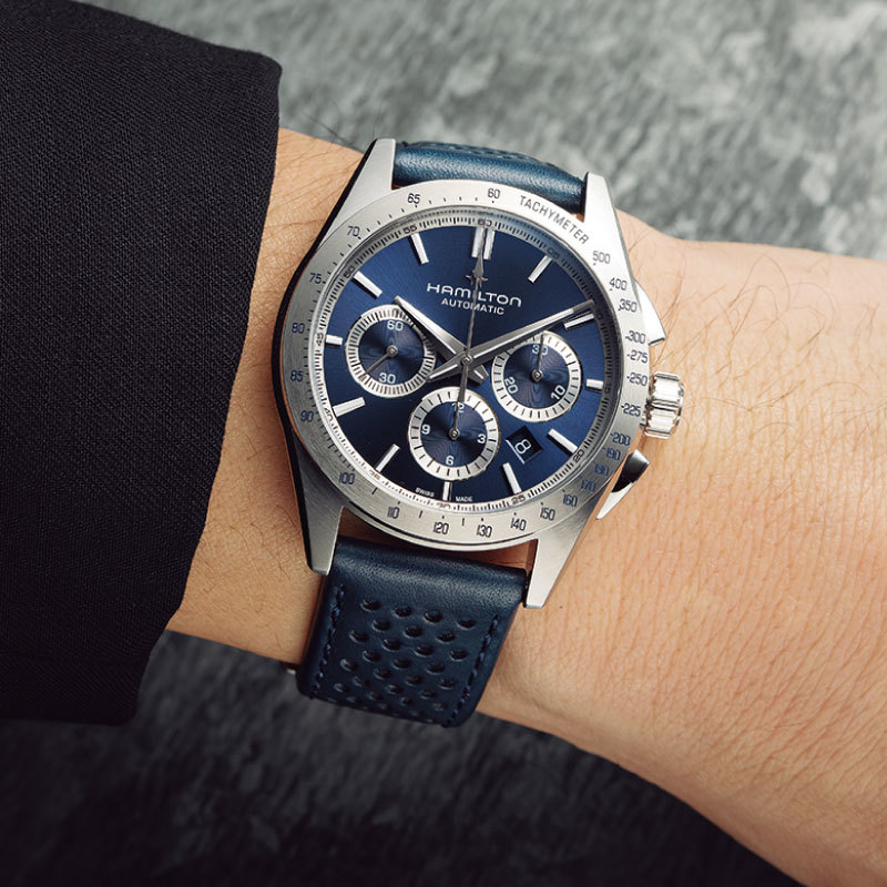 【まさにクロノグラフの王道スタイル】ハミルトンの新シリーズ、“ジャズマスター パフォーマー オートクロノ 42mm”【デザイン性と機能性を両立した新機軸に注目】