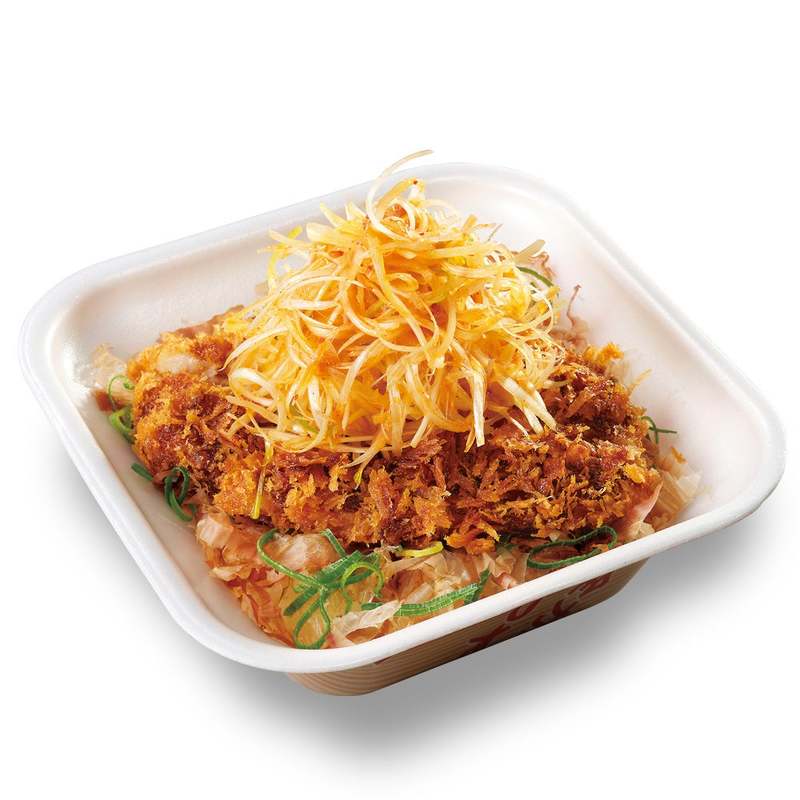 【ごはんの上にも…】夏の終わりは旨辛がっつり!!「ネギねぎラー油のロースカツ丼」とんかつ専門店かつやに期間限定で新登場