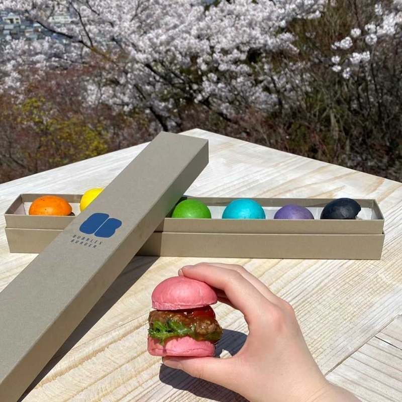 お花見シーズン到来!植物由来のカラフルバンズが話題の「BUBBLES BURGER(バブルスバーガー)」にて、”桜尽くし”の限定メニューが2023年3月16日(木)より期間限定でスタート!